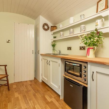 Woodland Retreat Shepherds Hut Brundish Exterior photo